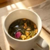 Tisane beauté naturelle infusée Infusion de la tisane beauté naturelle infusée dans une tasse