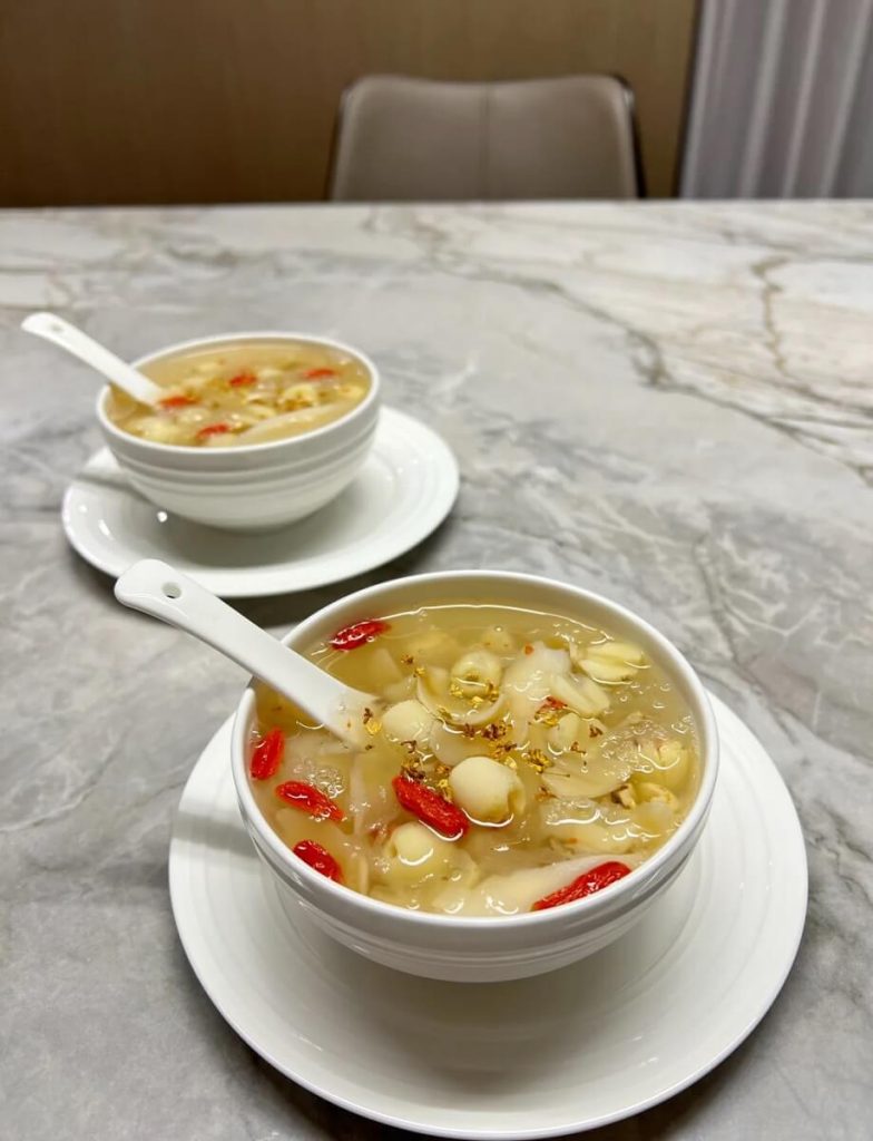 Soupe dessert trémelle avec goji et bulbe de lys Soupe dessert trémelle