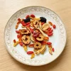 Contenu d'une pochette de Tisane force intérieure Contenu d'une pochette de la Tisane force intérieure dans une assiette.
