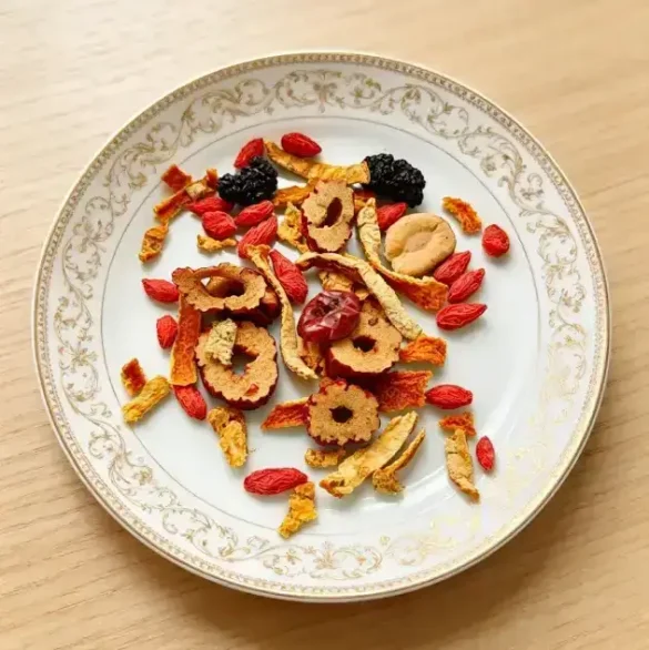 Contenu d'une pochette de Tisane force intérieure Contenu d'une pochette de la Tisane force intérieure dans une assiette.
