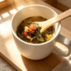 Ingrédients tisane des Jardins Ancestraux sur une cuillère Ingrédients infusés de la tisane des Jardins Ancestraux sur une cuillère