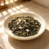 Thé wulong et pêche Thé wulong avec morceaux de pêche dans une assiette